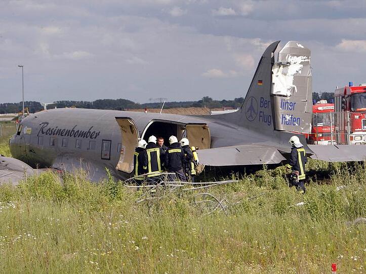Nolandung eines "Rosinenbombers" auf dem Flughafen Schönefeld