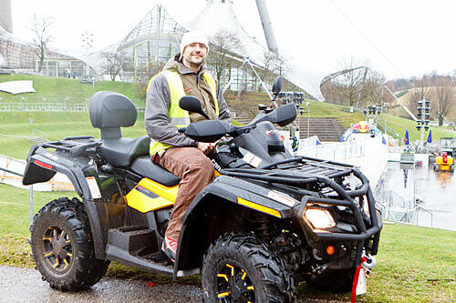 &bdquo;Da sind schon viele Naja-Läufer dabei: übermotiviert, gefährlich&ldquo;: Jojo Pölzl, der Pistenbauer von Red Bull. fährt lieber auf dem Quad als auf Schlittschuhen durch den Olympiapark. Das große Bild zeigt die Qualifikanten des Crashed-Ice-Rennens auf dem Weg zum Start.