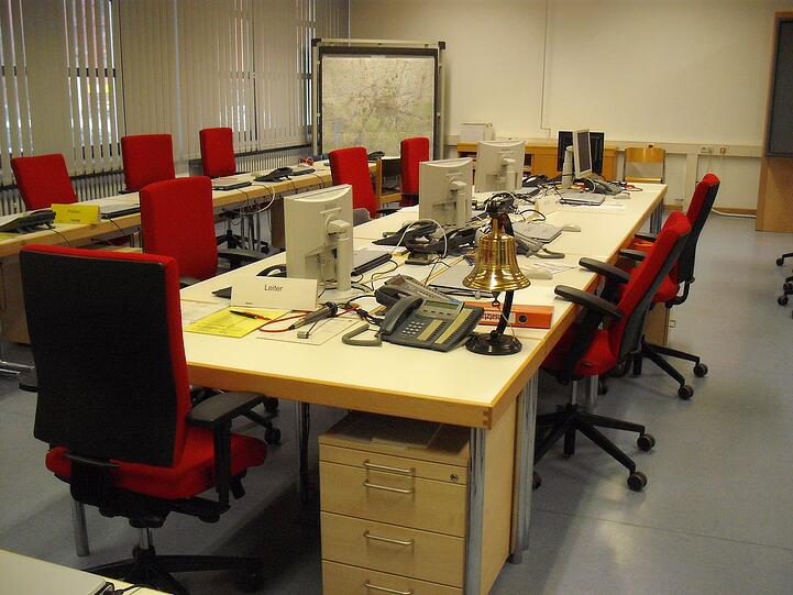 Die Gefahrenabwehrleitung: Von diesem Büro aus wird der Einsatz koordiniert.