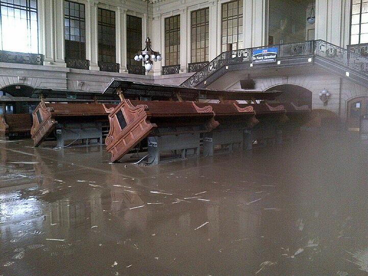 Nach Wirbelsturm &bdquo;Sandy&ldquo; gelten in New York sämtliche Ausnahme-Regelungen. Der Sturm ist zwar weitergezogen, doch Alltag herrscht noch lange nicht. Zu groß sind die Schäden. Die Bilder