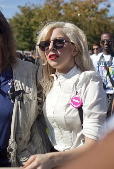 Und auch jüngeren Musikern wie Lady Gaga gefällt das Modell.