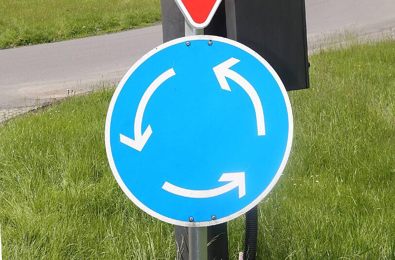 Ein 26-Jähriger raste in Haar über die Grünfläche eines Kreisverkehrs. (Archivbild)
