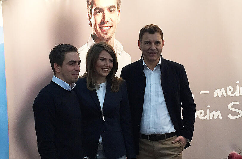 Philipp Lahm (l.) mit Sixtus-Geschäftsführerin Petra Reindl (M.) und Co-Gesellschafter Franz Kroha (r.).