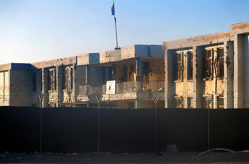 Bei einem Angriff der Taliban auf den Flughafen Kandahar in Afghanistan wurden 61 Menschen getötet. Der Flughafen galt eigentlich als gut gesichert.