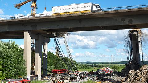 Schlimmer Unfall auf einer Baustelle unter einer Brücke der A7: Mindestens ein Bauarbeiter ist tödlich verunglückt.