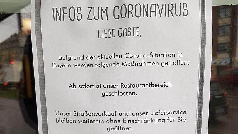 Das Wienerwald-Team informiert seine Gäste.