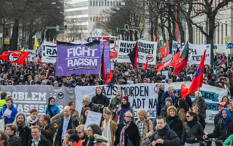 Tausende Demonstranten haben vor dem Start des NSU-Prozesses in München an das Schicksal der Opfer erinnert. Sie verlangten einen konsequenten Kampf gegen die braune Gefahr. Die Bilder!
