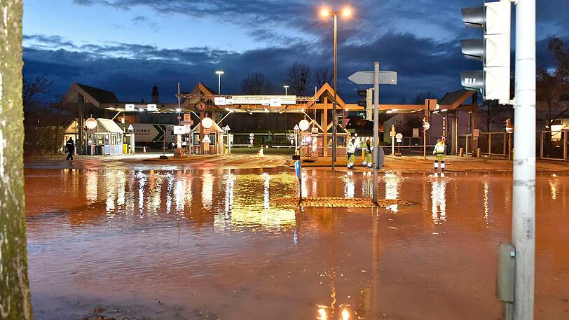 Land unter auf der Schäftlarnstraße: Nach einem Wasserrohrbruch sind mehrere Hundert Meter Straße überflutet, Teile von Geh- und Radweg drückte es teils einen halben Meter in die Höhe.