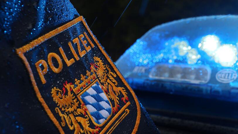 Ein 41-Jähriger gibt sich als Polizist aus und macht fette Beute. Dann wird er von richtigen Beamten geschnappt (Symbolbild). Ein 41-Jähriger gibt sich als Polizist aus und macht fette Beute. Dann wird er von richtigen Beamten geschnappt (Symbolbild).