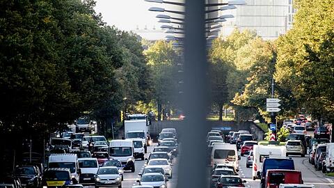 Dichter Verkehr schiebt sich über den Mittleren Ring. Foto: Matthias Balk/dpa/Archivbild