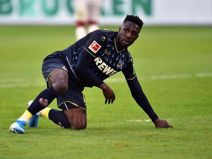 Kölns Kingsley Schindler kniet nach der erneuten Niederlage enttäuscht auf dem Spielfeld.