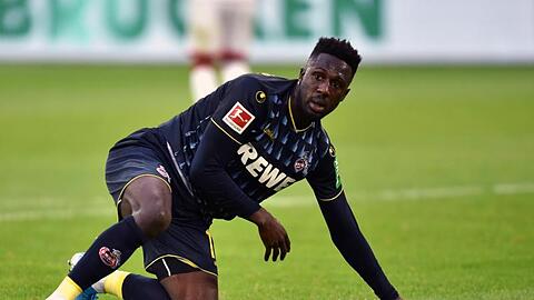 Kölns Kingsley Schindler kniet nach der erneuten Niederlage enttäuscht auf dem Spielfeld.