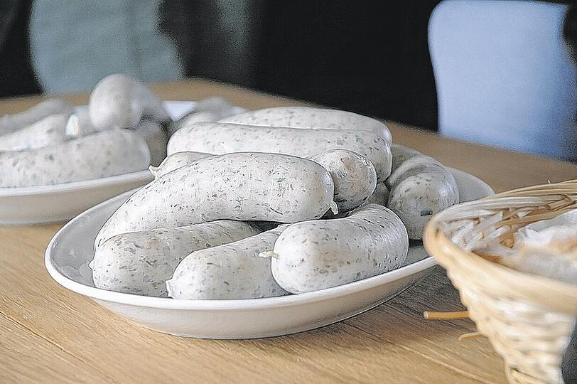 Sieht aus wie ein Münchner Weißwurst &ndash; ist in Wirklichkeit aber eine fischige Variante aus Hamburg. In der Oberhafen-Kantine wird die Wurstspezialität zu süß-scharfem Senf und Schwarzbrot serviert.Foto: ho