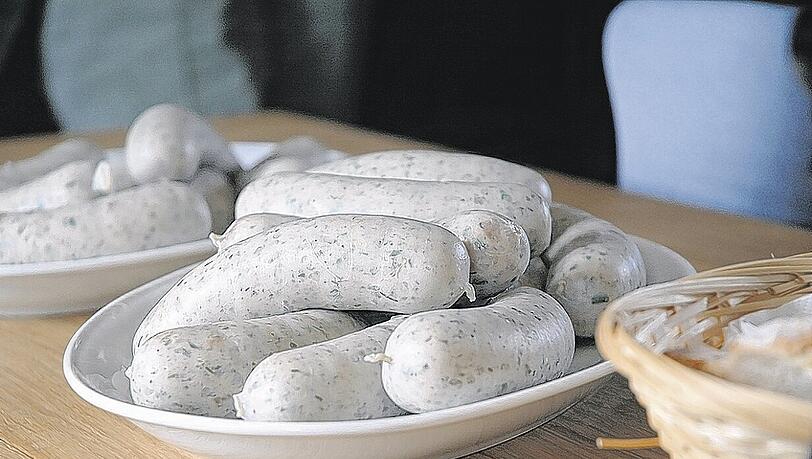 Sieht aus wie ein Münchner Weißwurst – ist in Wirklichkeit aber eine fischige Variante aus Hamburg. In der Oberhafen-Kantine wird die Wurstspezialität zu süß-scharfem Senf und Schwarzbrot serviert.Foto: ho Sieht aus wie ein Münchner Weißwurst – ist in Wirklichkeit aber eine fischige Variante aus Hamburg. In der Oberhafen-Kantine wird die Wurstspezialität zu süß-scharfem Senf und Schwarzbrot serviert.Foto: ho