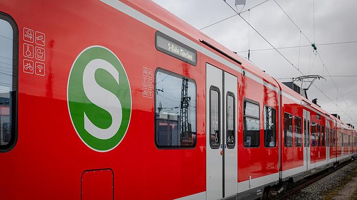So sehen die Züge der Baureihe ET 424 von außen aus.
