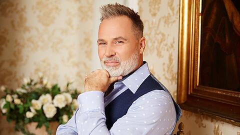 Hochzeitsplaner Frank "Froonck" Matth&eacute;e (58) feiert mit "Duell der Hochzeitsprofis" (ab Sonntag, 6. September, 14.00 Uhr, sechs Folgen w&ouml;chentlich im ZDF) nach f&uuml;nf Jahren Pause sein gro&szlig;es TV-Comeback.