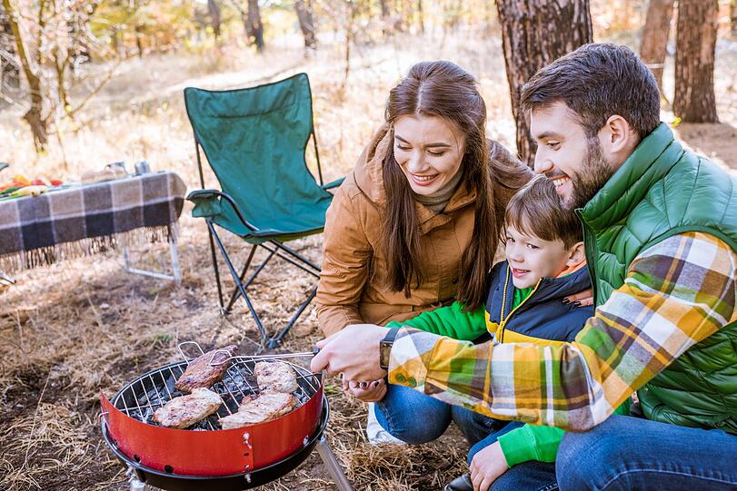 Wer noch nicht auf den Geschmack vom "Wintergrillen" gekommen ist oder das Grillen weiterhin für ein Sommerevent hält, der sollte es jetzt nicht verpassen, ein letztes Mal den Grill anzuschmeißen. Dabei muss man sich zwar ein bisschen dicker anziehen, dafür schätzen jetzt auch alle die Wärme des Feuers. Wer noch nicht auf den Geschmack vom "Wintergrillen" gekommen ist oder das Grillen weiterhin für ein Sommerevent hält, der sollte es jetzt nicht verpassen, ein letztes Mal den Grill anzuschmeißen. Dabei muss man sich zwar ein bisschen dicker anziehen, dafür schätzen jetzt auch alle die Wärme des Feuers.