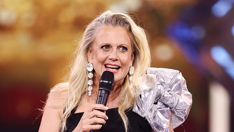 Barbara Sch&ouml;neberger in ihrem Element: Als Moderatorin gro&szlig;er Galas, wie hier beim Deutschen Fernsehpreis 2026, &uuml;berzeugt sie seit Jahren.