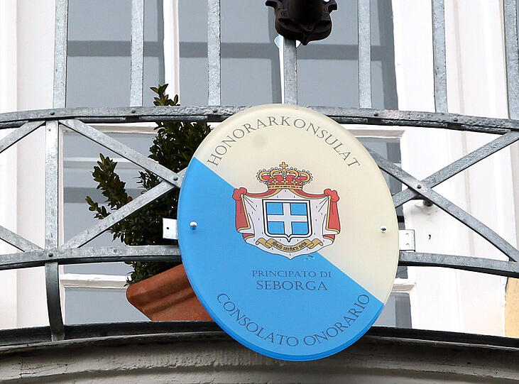 Blau-Weiß? Oder doch Weiß-Blau wie die bayerischen Farben? Das Wappen Seborgas am Balkon des Konsulats. Foto: Schramek