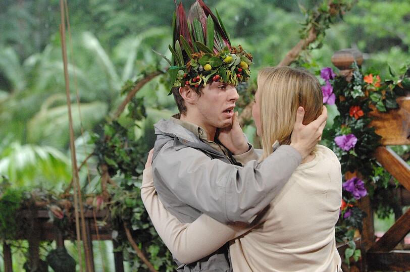 Finale beim Dschungelcamp 2013: Joey ist Dschungelkönig und wird von seiner Freundin Jacky überrascht.