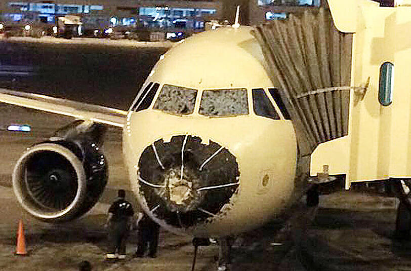 Der Airbus A320 wurde bei einem amerikanischen Inlandsflug durch Hageleinschläge massiv beschädigt.