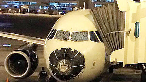 Der Airbus A320 wurde bei einem amerikanischen Inlandsflug durch Hageleinschläge massiv beschädigt.