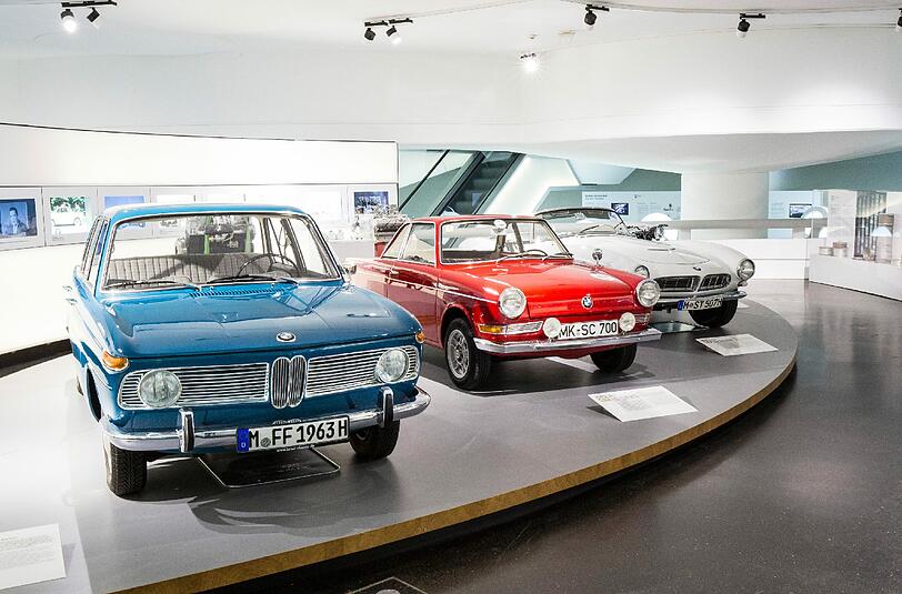 BMW zeigt sein Schaffen aus 100 Jahren: hier die Modelle 1500 &bdquo;Neue Klasse, 700 und 507 (v. l.).