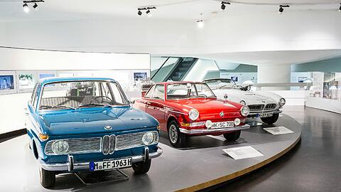 BMW zeigt sein Schaffen aus 100 Jahren: hier die Modelle 1500 &bdquo;Neue Klasse, 700 und 507 (v. l.).