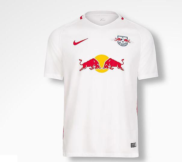 Neuling RaseB Leipzig spielt bei Heimspielen in elegantem weiß. Einziger Farbtupfer ist das charakteristische Bullen-Logo.