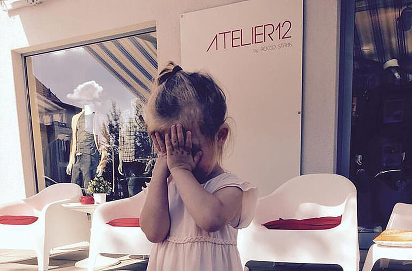Kinderfotos bei Facebook und Co. hochladen? Davon raten Experten ab. Wenn, dann sollte das Gesicht nicht erkennbar sein. Prominentes Beispiel: Der Uwe-Ochsenknecht-Sohn Rocco Stark fotografiert seine Tochter Amalia gern und oft &ndash; auf den Facebook-Fotos ist ihr Gesicht aber nie ganz zu sehen.
