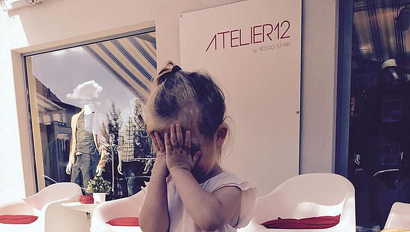 Kinderfotos bei Facebook und Co. hochladen? Davon raten Experten ab. Wenn, dann sollte das Gesicht nicht erkennbar sein. Prominentes Beispiel: Der Uwe-Ochsenknecht-Sohn Rocco Stark fotografiert seine Tochter Amalia gern und oft – auf den Facebook-Fotos ist ihr Gesicht aber nie ganz zu sehen. Kinderfotos bei Facebook und Co. hochladen? Davon raten Experten ab. Wenn, dann sollte das Gesicht nicht erkennbar sein. Prominentes Beispiel: Der Uwe-Ochsenknecht-Sohn Rocco Stark fotografiert seine Tochter Amalia gern und oft – auf den Facebook-Fotos ist ihr Gesicht aber nie ganz zu sehen.