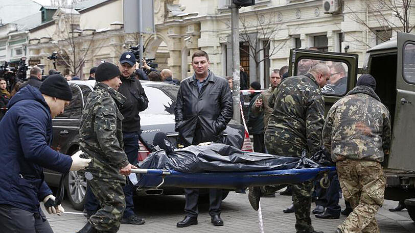 Mord in Kiew: Polizisten transportieren die Leiche des ehemaligen russischen Parlamentsabgeordneten Denis Woronenkow ab.