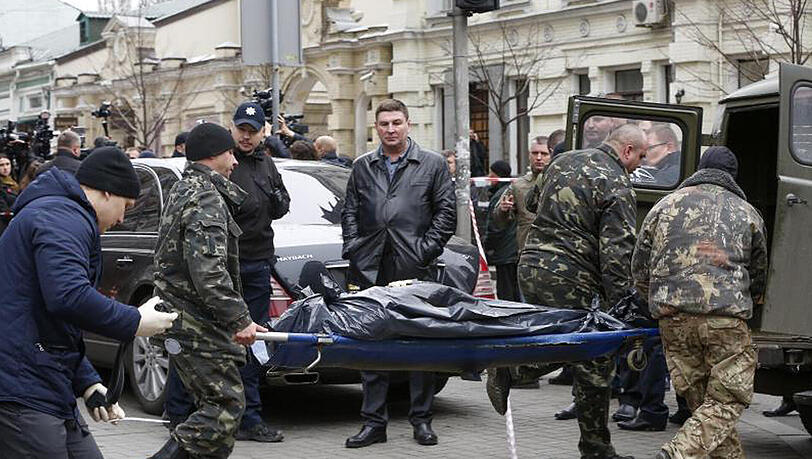Mord in Kiew: Polizisten transportieren die Leiche des ehemaligen russischen Parlamentsabgeordneten Denis Woronenkow ab. Mord in Kiew: Polizisten transportieren die Leiche des ehemaligen russischen Parlamentsabgeordneten Denis Woronenkow ab.