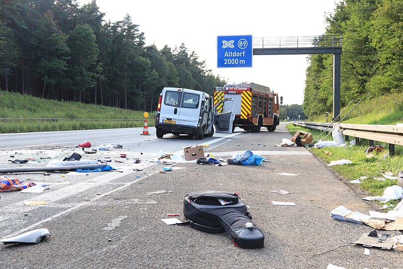Tragisches Ende einer Heimreise für eine Reisegruppe aus den Niederlanden: Ein 19-Jähriger stirbt, Schaulustige halten die Szenen mit ihren Smartphones fest. Die Polizei greift ein.