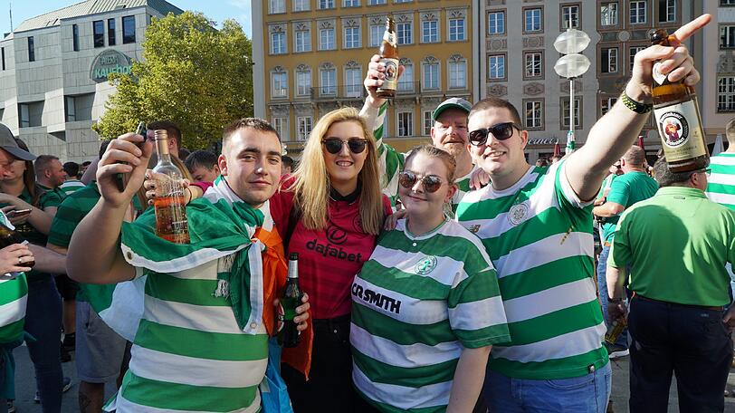 Auf dem Marienplatz feiern bereits die Celtic-Fans.