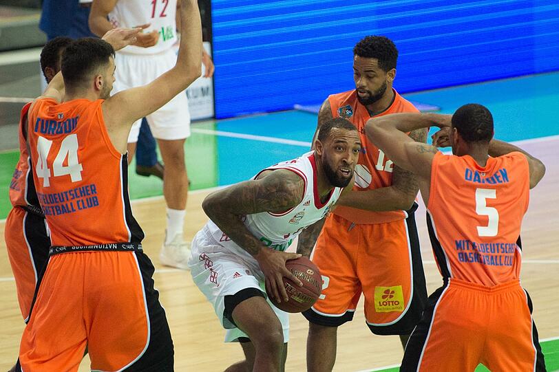 Bayerns Derrick Williams (M) verteidigt von Benedikt Turudic (l), Trevor Releford (2.v.r.) und Tremmell Darden (r) vom MBC.