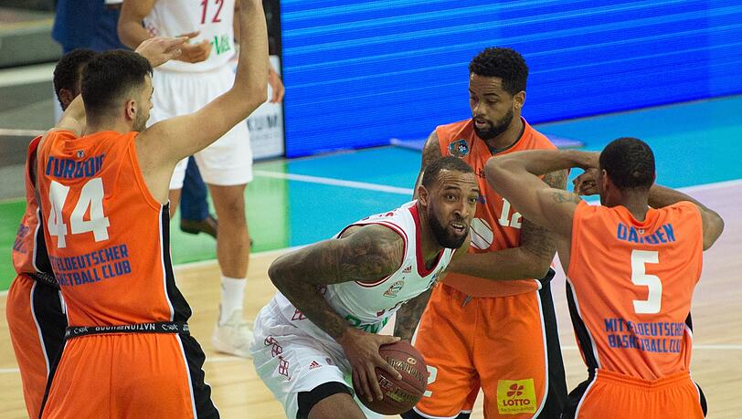 Bayerns Derrick Williams (M) verteidigt von Benedikt Turudic (l), Trevor Releford (2.v.r.) und Tremmell Darden (r) vom MBC. Bayerns Derrick Williams (M) verteidigt von Benedikt Turudic (l), Trevor Releford (2.v.r.) und Tremmell Darden (r) vom MBC.