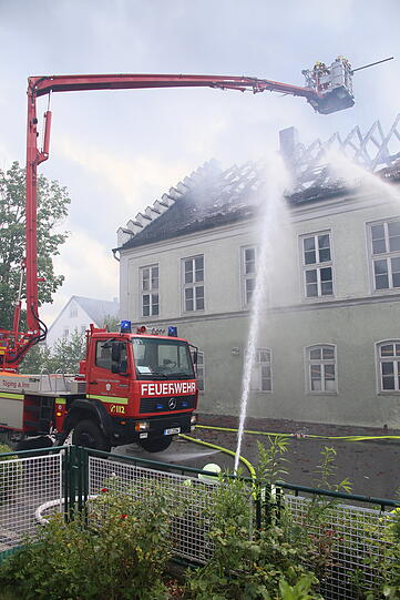 In Neumarkt-Sankt Veit ist am Sonntag ein Anwesen komplett ausgebrannt - die Bilder vom Einsatz.