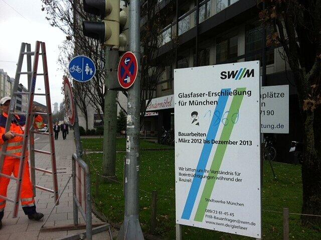Statt grünes Licht gab's am Montagmorgen an der Kreuzung Handzeichen von zwei Verkehrspolizisten in gelben Westen.