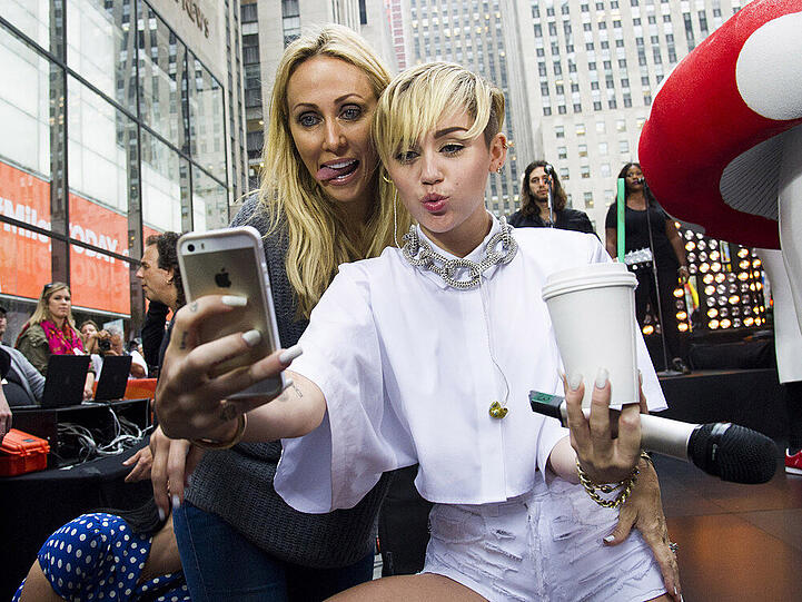 Für die Ewigkeit? Miley Cyrus schießt ein Selfie mit Mama Trish