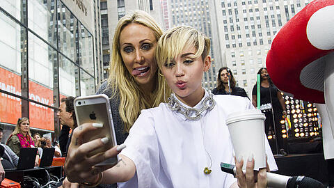 Für die Ewigkeit? Miley Cyrus schießt ein Selfie mit Mama Trish