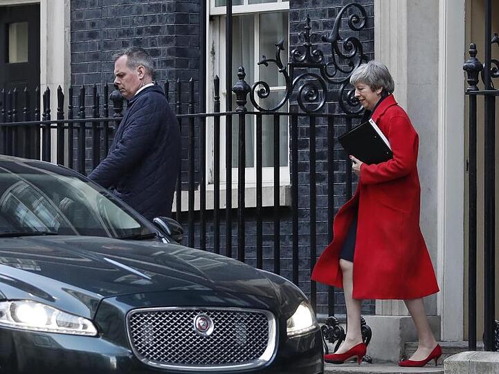 Die britische Premierministerin Theresa May hat dem Parlament in London in Aussicht gestellt, über eine Verschiebung des EU-Austritts abstimmen zu dürfen.