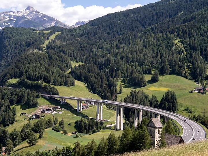 Brenner-Autobahn bei Gries: Die Tiroler Täler leiden seit vielen Jahren unter dem Transitverkehr.