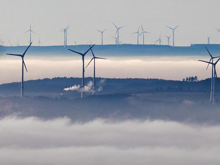 Windräder ragen auf den Höhen des Vordertaunus aus der Nebeldecke.