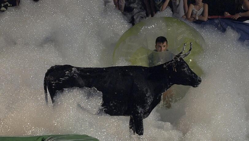 Artgerecht ist was anderes: Stier bei einer Schaumparty, die ein Stierkampf in Südfrankreich ist. Bild aus dem Film "Tourneur" von Yalda Afsah, 2018.