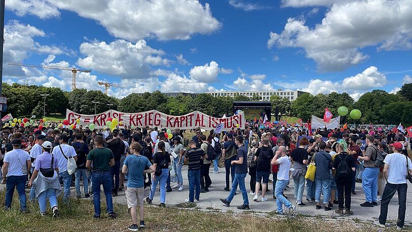 G7-Demonstranten bei der Auftaktkundgebung auf der Theresienwiese.