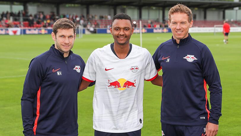 Co-Trainer Moritz Volz (l-r), Spieler Luan Candido und der neue RB-Trainer Julian Nagelsmann stehen vor der ersten Trainingseinheit auf dem Platz. Co-Trainer Moritz Volz (l-r), Spieler Luan Candido und der neue RB-Trainer Julian Nagelsmann stehen vor der ersten Trainingseinheit auf dem Platz.