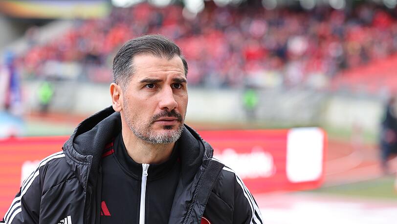 Der Nürnberger Trainer Cristian Fiel steht vor Spielbeginn auf dem Platz.
