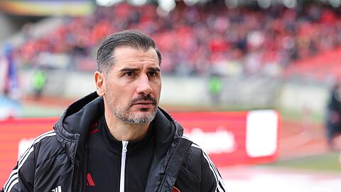 Der Nürnberger Trainer Cristian Fiel steht vor Spielbeginn auf dem Platz.