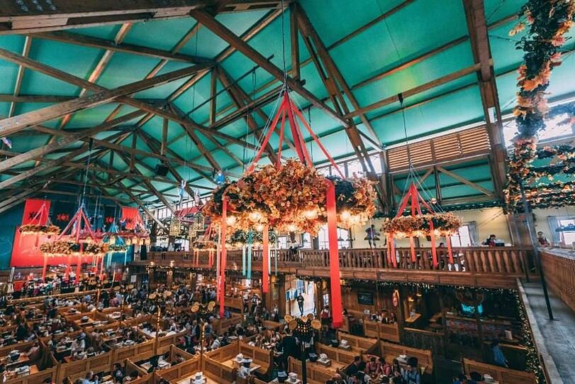 So kennt man Kufflers Weinzelt von der Wiesn. Am 24. September 2024 wird es noch ein bisserl bunter zugehen.